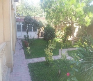 Atatürk prospektində Bank of Baku-nun yanında 2 mərtəbəli ev villa satilir, -7