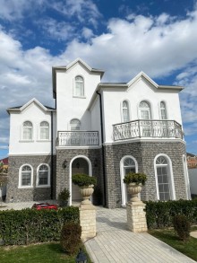 We offer for sale a 5-room home in Baku, -3