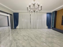 Mərdəkanda villa evlər satılır. 2 mərtəbəli, 5 otaqlı ev 316 m2, -15