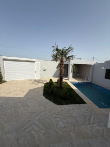 Mərdəkanda hovuzlu evlərin satışı. 1 mərtəbəli 4 otaqlı ev 140 m2, -16