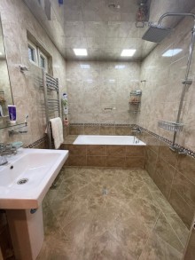 Qubanın mərkəzində, H.Əliyev prospektində iki mərtəbəli ev satılır., -13