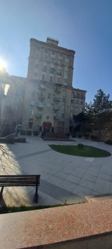 İnşatçılar prospekti,Statistika komitəsinin yanı Köhnə Tikili, -7